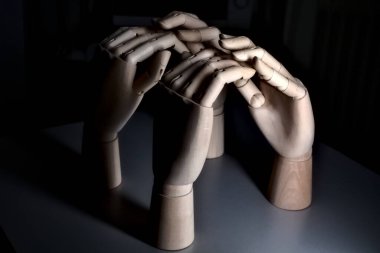 İki çift tahta el parmak uçlarına değiyor.