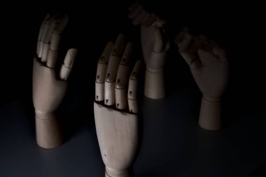 İki tahta el birbirine tehditkar bir şekilde yaklaşıyor.