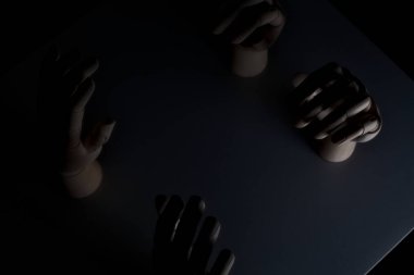 İki tahta el birbirine tehditkar bir şekilde yaklaşıyor.