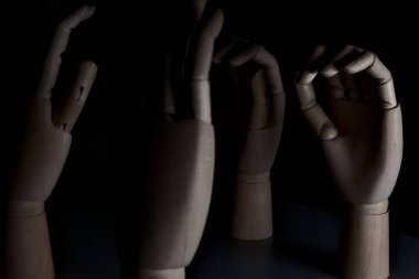 İki tahta el birbirine tehditkar bir şekilde yaklaşıyor.