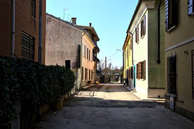 İtalyan kasabasında dar bir sokak.