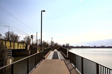 İlkbaharın başlarında bir İtalyan kasabasında bir gölün üzerinde panoramik yürüyüş.