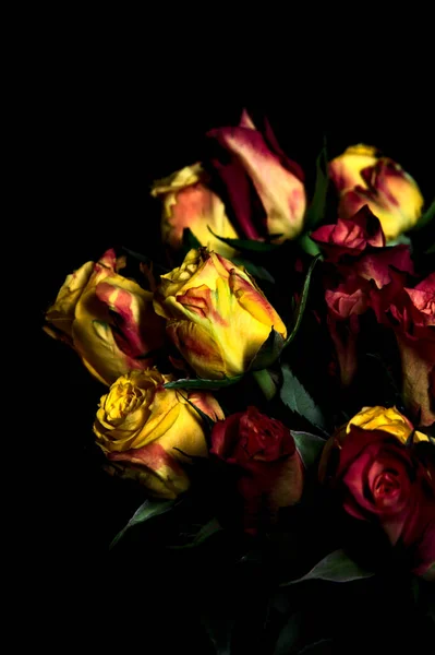 Bouquet Orange Streaked Yellow Roses Red Roses Black Backdrop — Stock Photo, Image