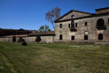 Bir İtalyan kalesinin sınır duvarının yanındaki tarlada.