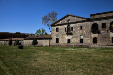 Bir İtalyan kalesinin sınır duvarının yanındaki tarlada.