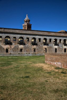 Bir İtalyan kalesinin sınır duvarının yanındaki tarlada.