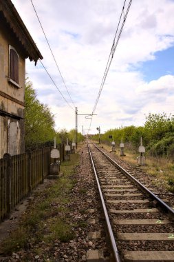 Bulutlu bir günde İtalya 'nın bir şehrinde demiryolu geçidi