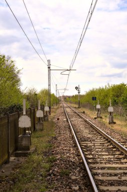 Bulutlu bir günde İtalya 'nın bir şehrinde demiryolu geçidi