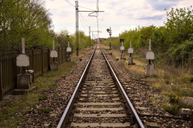 Bulutlu bir günde İtalya 'nın bir şehrinde demiryolu geçidi