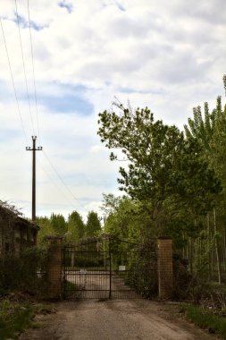 Bulutlu bir günde terk edilmiş bir kır evine giden yol