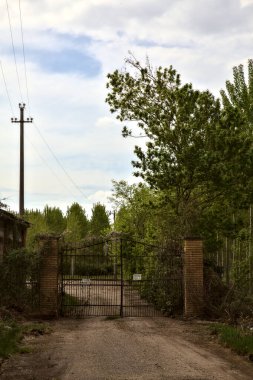 Bulutlu bir günde terk edilmiş bir kır evine giden yol