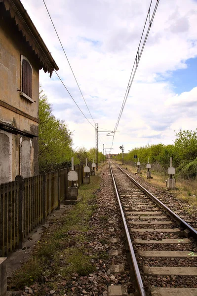 Bulutlu Bir Günde Talya Nın Bir Şehrinde Demiryolu Geçidi — Stok fotoğraf