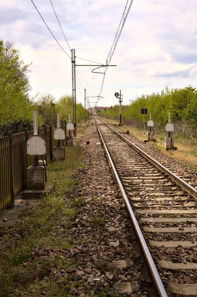 曇りの日にイタリアの町を横断する鉄道 — ストック写真