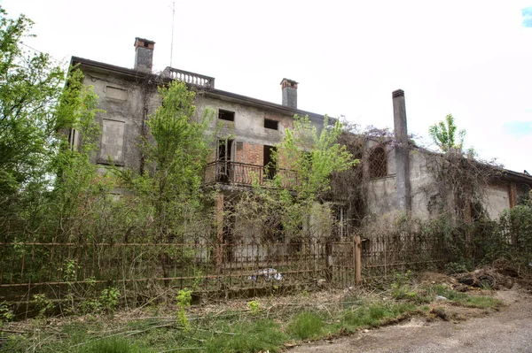 Opuštěný Venkovský Dům Okraji Italského Města — Stock fotografie