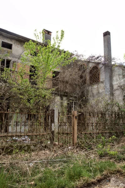 Casa Campo Abandonada Nos Arredores Uma Cidade Italiana — Fotografia de Stock