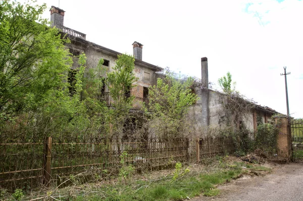 Casa Campo Abandonada Las Afueras Una Ciudad Italiana —  Fotos de Stock