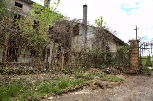 Verlaten Landhuis Aan Rand Van Een Italiaanse Stad — Stockfoto