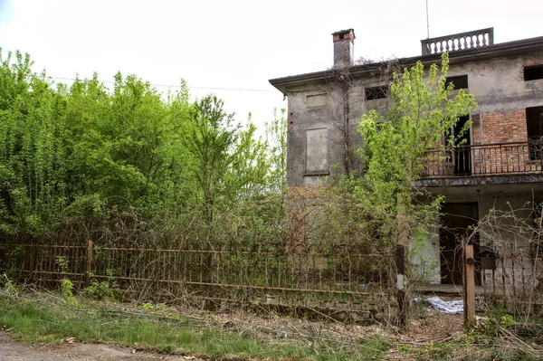 Abandoned country house in the outskirts of an italian town