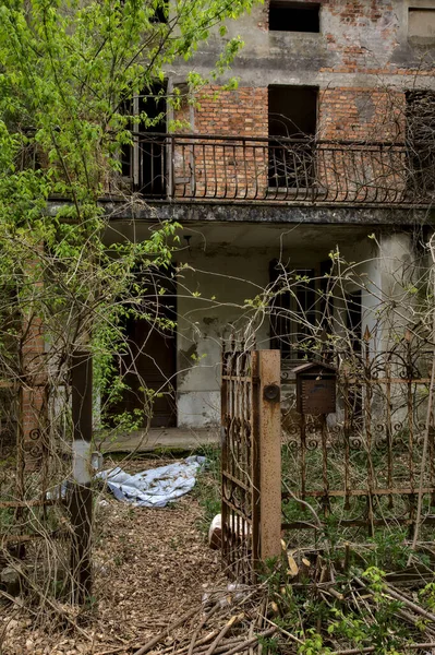 Casa Campo Abandonada Nos Arredores Uma Cidade Italiana — Fotografia de Stock