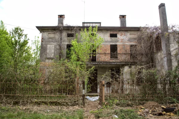 Casa Campo Abandonada Las Afueras Una Ciudad Italiana —  Fotos de Stock