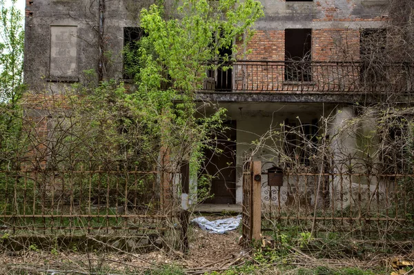 Εγκαταλελειμμένο Εξοχικό Σπίτι Στα Περίχωρα Μιας Ιταλικής Πόλης — Φωτογραφία Αρχείου
