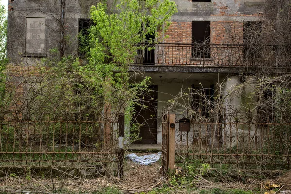 Casa Campo Abandonada Nos Arredores Uma Cidade Italiana — Fotografia de Stock