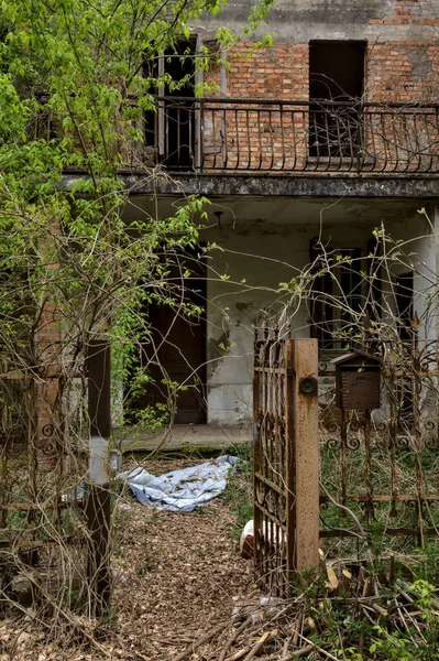 Opuštěný Venkovský Dům Okraji Italského Města — Stock fotografie