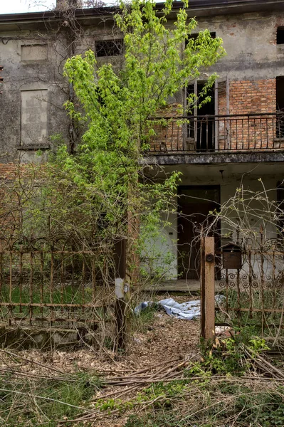 Opuszczony Wiejski Dom Obrzeżach Włoskiego Miasta — Zdjęcie stockowe
