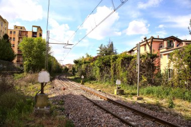 Bulutlu bir günde İtalya 'nın bir şehrinde demiryolu geçidi