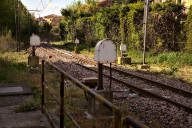 Bulutlu bir günde İtalya 'nın bir şehrinde demiryolu geçidi