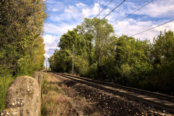 Järnvägskorsning Italiensk Stad Molnig Dag — Stockfoto