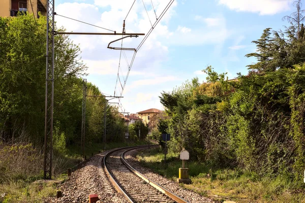 Attraversamento Ferroviario Una Città Italiana Una Giornata Nuvolosa — Foto Stock