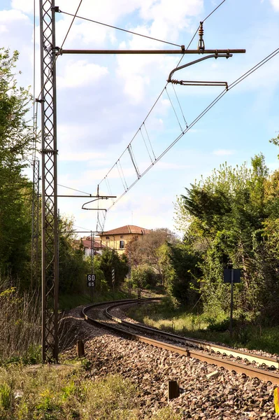 Przejazd Kolejowy Włoskim Miasteczku Pochmurny Dzień — Zdjęcie stockowe