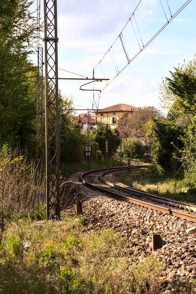 Cruce Ferroviario Pueblo Italiano Día Nublado —  Fotos de Stock