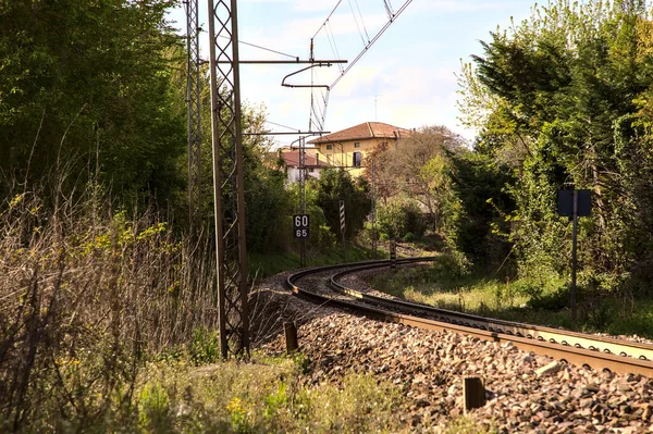 Attraversamento Ferroviario Una Città Italiana Una Giornata Nuvolosa — Foto Stock