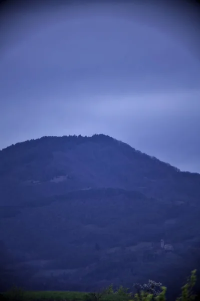 Ridge Mountain Italyl Seen Distance Rainy Day Spring — Stock fotografie