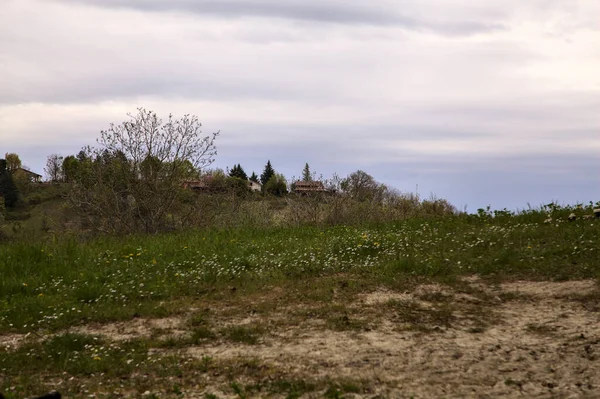 House Ridge Hill Seen Distance Cloudy Day — Φωτογραφία Αρχείου