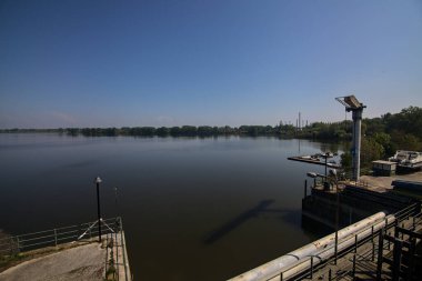 İtalyan kırsalında gölü olan bir rıhtımın yanında beton balkon.