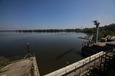 İtalyan kırsalında gölü olan bir rıhtımın yanında beton balkon.
