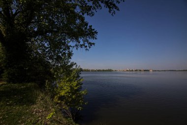 Açık bir baharda göl ve uzak bir kasaba.