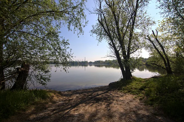 Jezioro Fabryką Przeciwległym Brzegu Oddali Jego Odbicie Wodzie Jasny Dzień — Zdjęcie stockowe