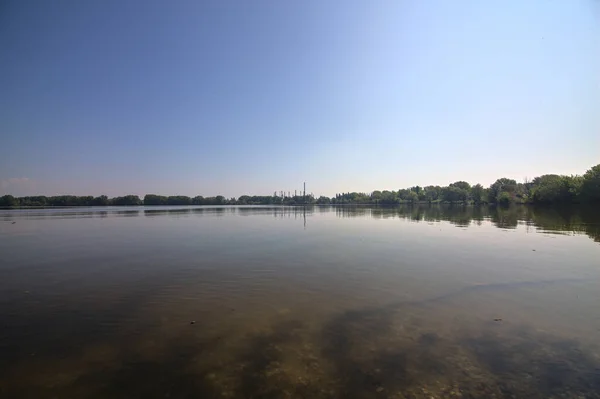 Озеро Фабрикою Протилежному Березі Відстані Його Відображенням Кинуте Воду Чистий — стокове фото