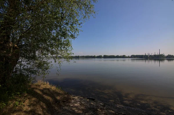 Lago Con Una Fábrica Orilla Opuesta Distancia Reflejo Fundido Agua —  Fotos de Stock