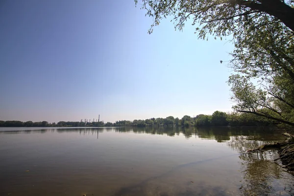 Lago Com Uma Fábrica Margem Oposta Distância Seu Reflexo Fundido — Fotografia de Stock