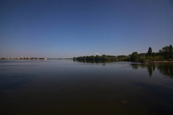 Lago Día Claro Primavera Con Una Ciudad Distancia —  Fotos de Stock