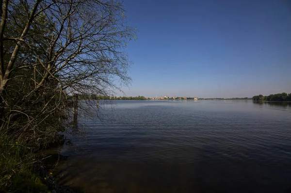 Lac Par Temps Clair Printemps Avec Une Ville Loin — Photo