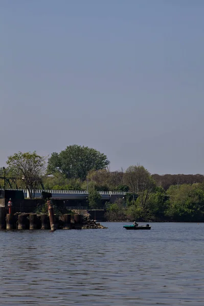 Fischer Auf Einem Boot Neben Dem Eingang Eines Docks Rande — Stockfoto