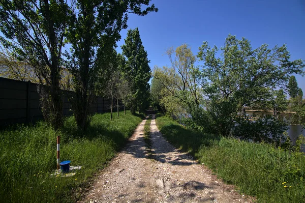 Dirt Path Shore Inlet Park Next Concrete Wall Factory Outskirts — Stock Photo, Image