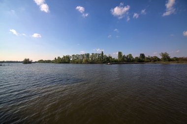 İtalya kırsalında açık bir baharda nehir.