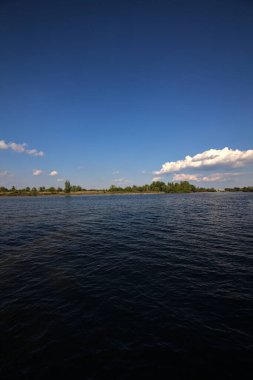 İtalya kırsalında açık bir baharda nehir.